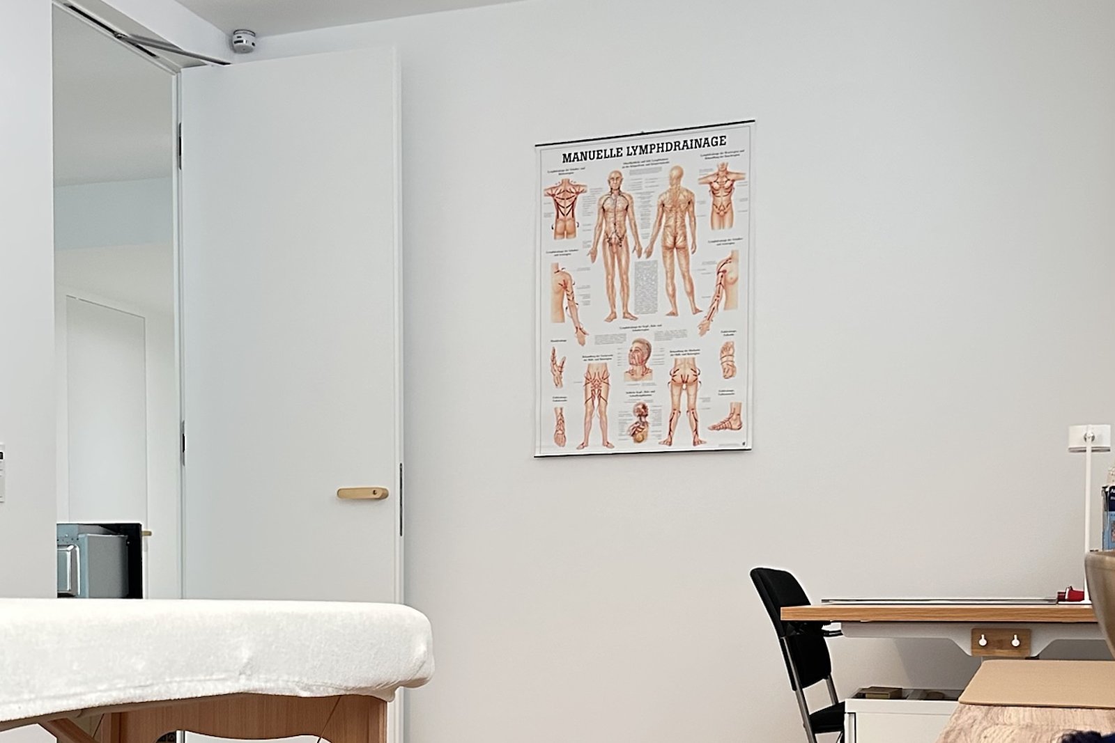 TAMENA-Massagezimmer-Blick-auf-Wand