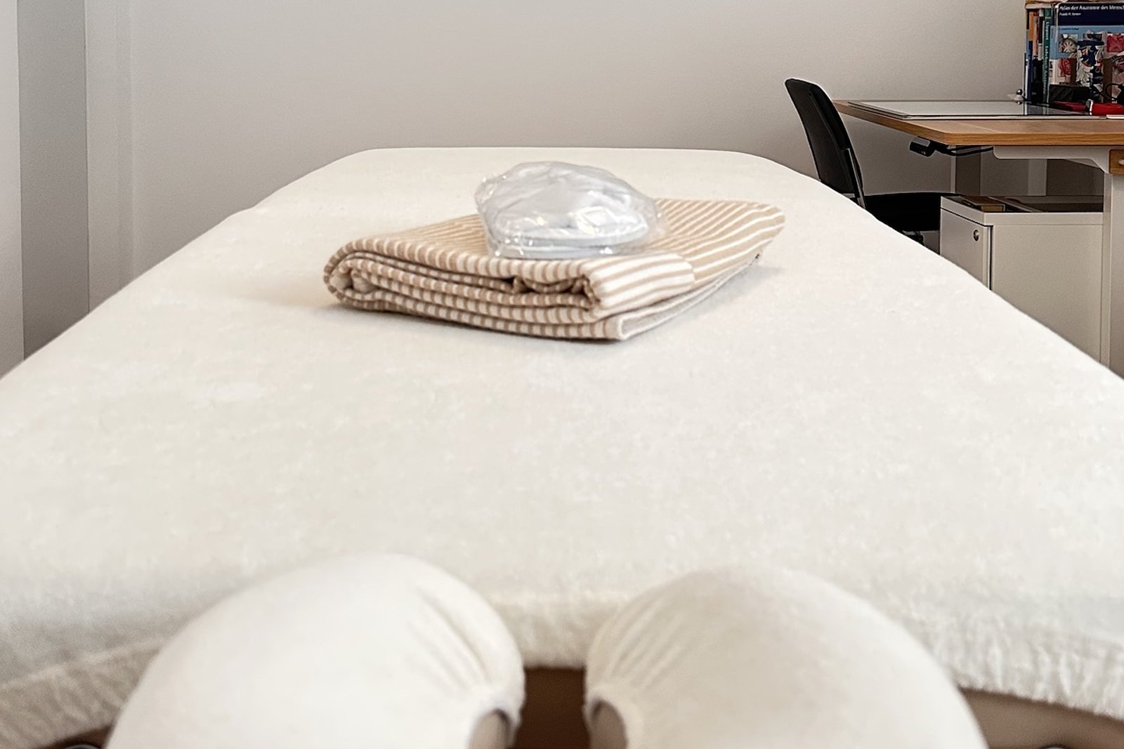 TAMENA-Massagezimmer-Liege